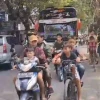 Diduga Gara -Gara Ikut Trend Telolet Bersama Rekan Bersepeda Seorang Bocah Nyaris Tewas Terlindas Bus