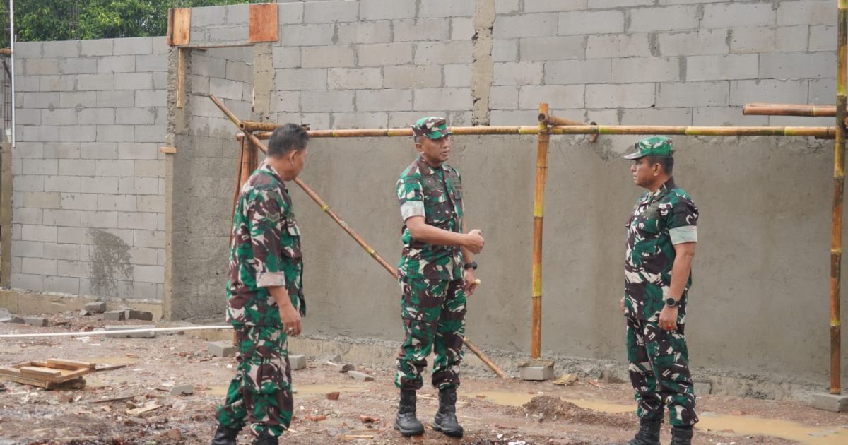 Danrem 064/Maulana Yusuf, Daru Cahyadi Soeprapto, meninjau pembangunan Koperasi Desa Kelurahan Merah Putih (KDKMP) di wilayah Serang.