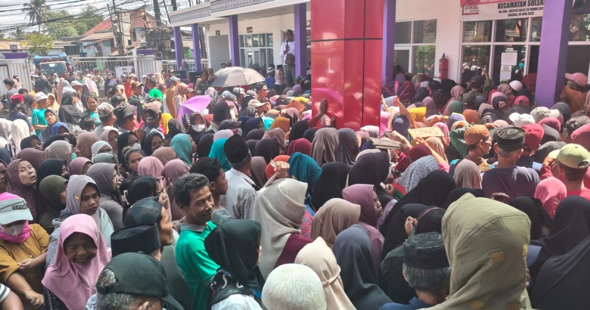 Ribuan Warga Padati Kantor Desa, Kades Cikuya Ade Safei Bagikan 1.500 Paket Sembako Ramadan