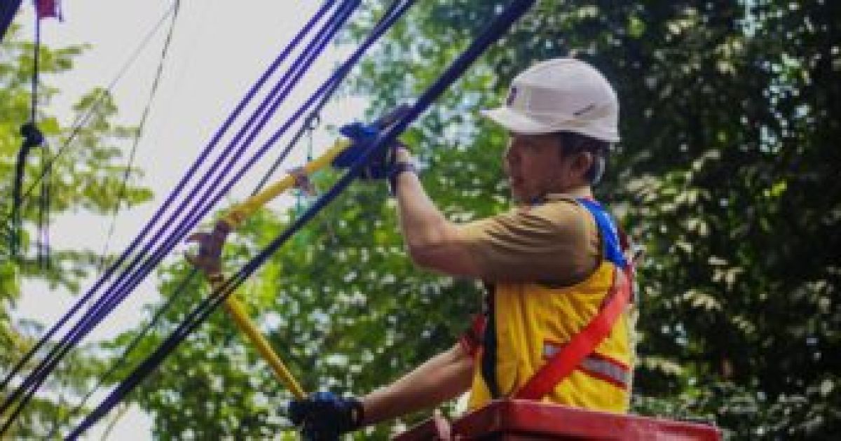 Dedie Rachim Turun Langsung Tertibkan Kabel Semrawut di Jalan Sudirman