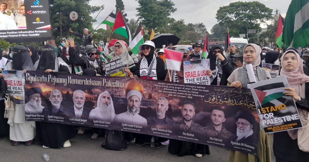 Umat Islam yang tergabung dalam Majelis Ukhuwah Bogor Raya (MUBR) menggelar Aksi Bela Palestina dan Selamatkan Masjid Al-Aqsha di Tugu Kujang Kota Bogor pada Jumat (10/4/2026).