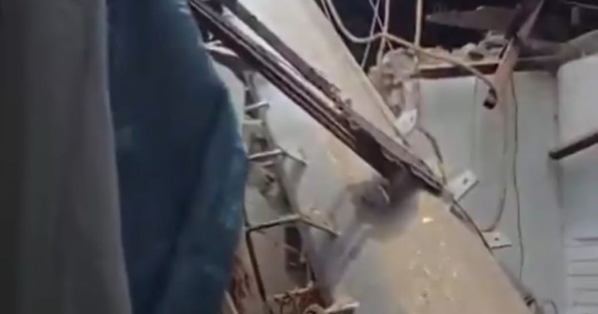 Tower BTS TBG Roboh di Kembangan Utara, Timpa Rumah dan Motor Warga Jakarta Barat