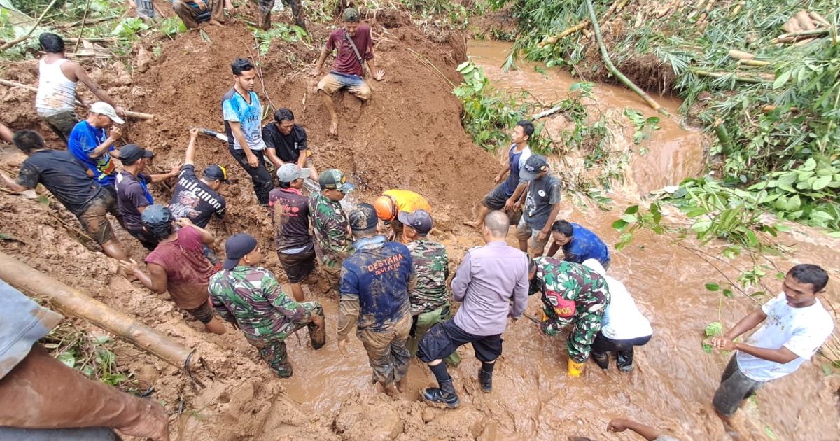 Bencana tanah longsor melanda Kampung Cibeureum, Desa Petir, Kecamatan Dramaga, Kabupaten Bogor, Selasa (5/5/2026) dan menelan satu korban jiwa.