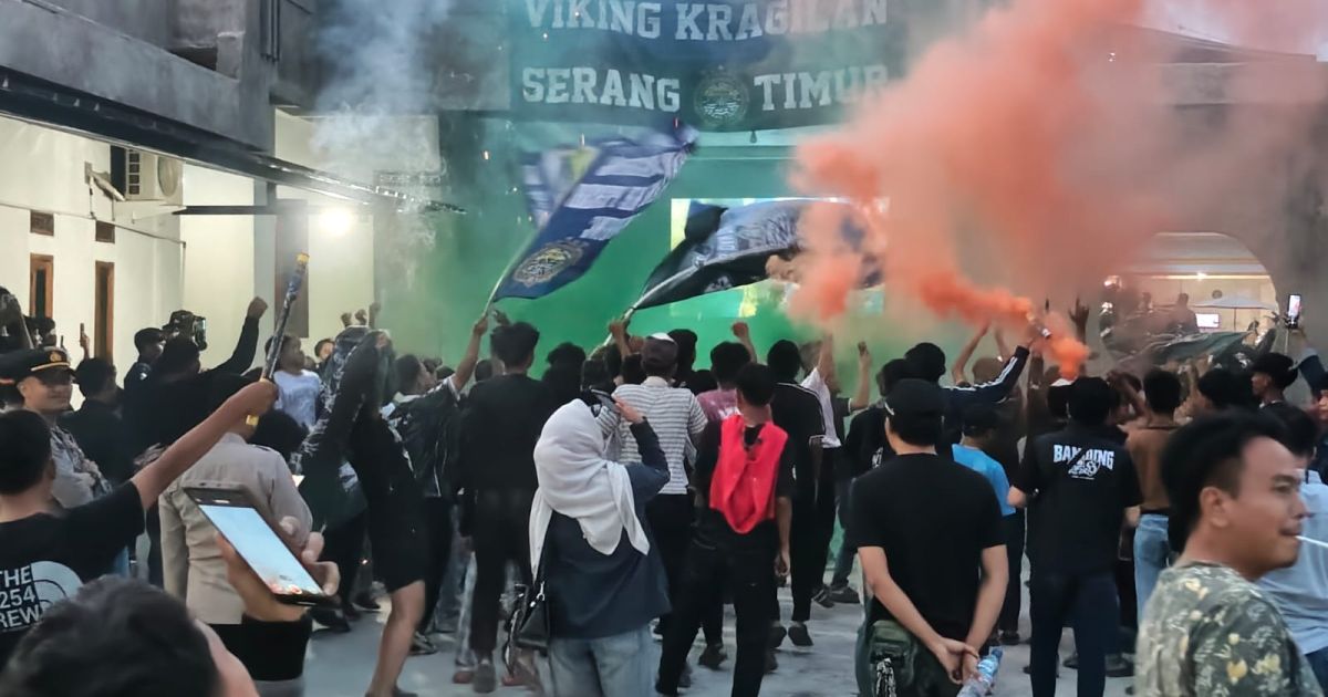 Viking Kragilan Serang Timur nonton bareng (nobar) pertandingan sepak bola antara Persib Bandung melawan Persijap Jepara dalam perebutan gelar juara BRI Super League 2025/2026, Sabtu (23/5/2026) sore.