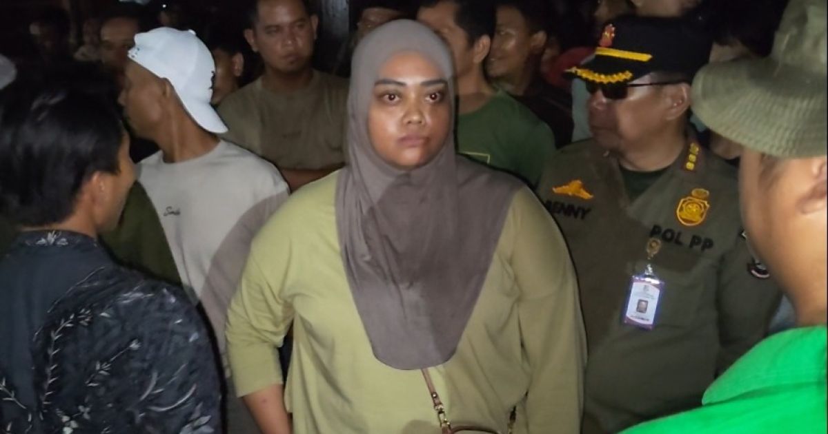 Pemilik tanah mengaku keberatan karena bangunan yang berdiri di atas lahan milik pribadinya tetap dibongkar aparat gabungan.