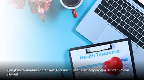Seorang konsultan keuangan profesional sedang menjelaskan dokumen polis asuransi kesehatan kepada pasangan muda di atas meja, menunjukkan rasa aman dan perencanaan yang matang.