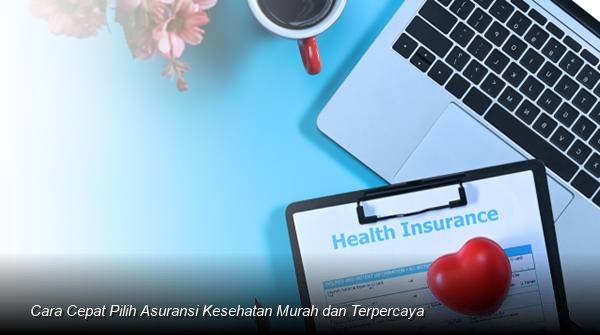 Konsultan keuangan profesional sedang menjelaskan dokumen polis asuransi kesehatan kepada sepasang suami istri di meja kerja.