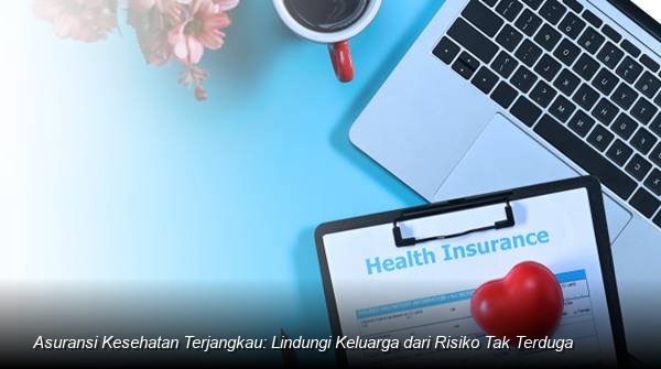 Konsultan keuangan profesional sedang menjelaskan dokumen polis asuransi kesehatan kepada sepasang suami istri di meja kantor yang rapi.