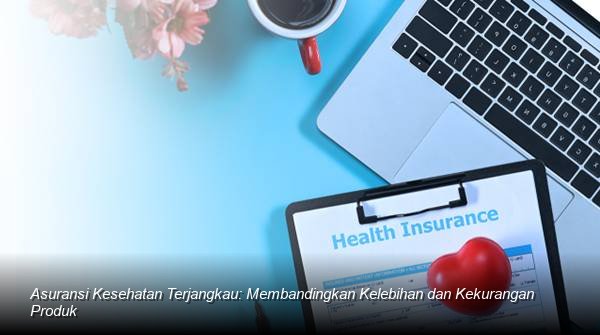 Seorang konsultan keuangan profesional sedang menjelaskan dokumen polis asuransi kesehatan kepada pasangan muda yang tampak lega dan bahagia di meja kantor modern.
