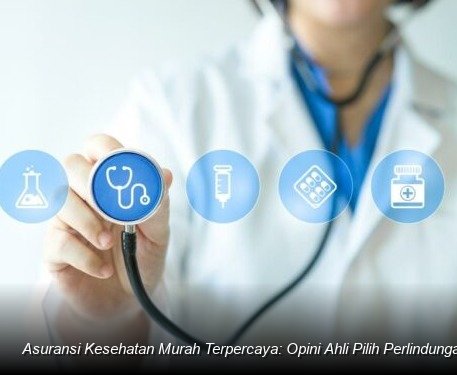 Konsultan keuangan profesional sedang menjelaskan dokumen polis asuransi kesehatan kepada sepasang suami istri yang tampak lega dan tenang di meja kantor yang rapi.