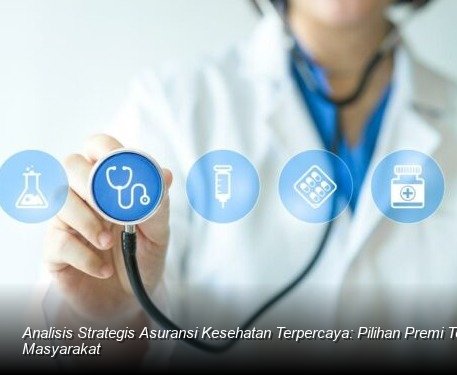 Seorang konsultan keuangan profesional sedang menjelaskan detail polis asuransi kepada pasangan muda yang tersenyum bahagia di sebuah kantor yang nyaman.
