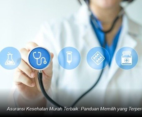 Konsultan keuangan profesional sedang menjelaskan dokumen polis asuransi kesehatan kepada pasangan muda di atas meja kerja yang rapi.