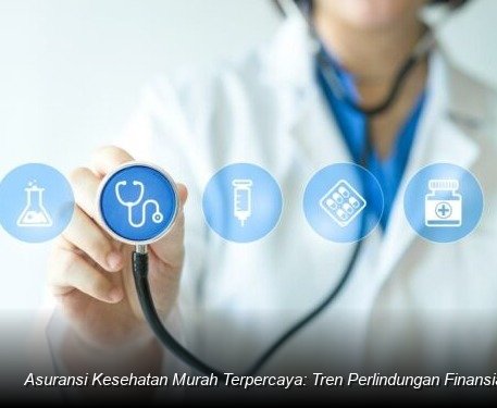 Konsultan keuangan profesional sedang menjelaskan dokumen polis asuransi kesehatan di atas meja kepada sepasang suami istri muda yang tampak tenang dan optimis.