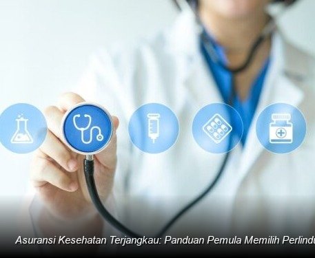 Konsultan keuangan profesional sedang menjelaskan dokumen polis asuransi kesehatan kepada sepasang suami istri muda di ruang pertemuan yang tenang.