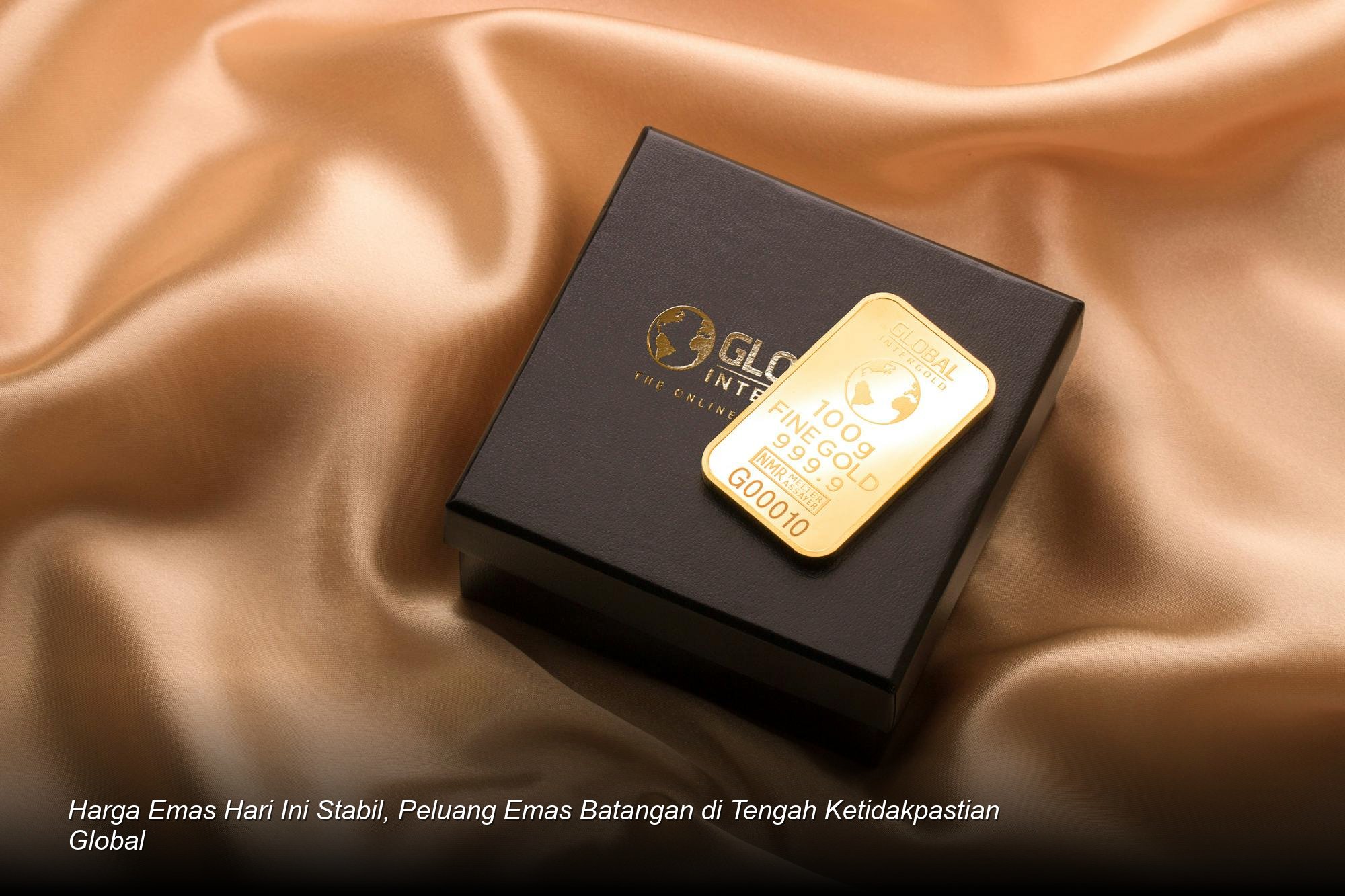Close-up emas batangan Antam yang berkilauan di atas grafik harga yang menunjukkan tren kenaikan moderat.