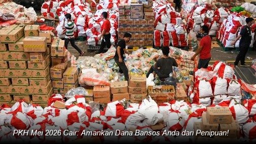 INFO RESMI KEMENSOS - Pendamping sosial memverifikasi data penerima bantuan sosial melalui perangkat digital di lokasi penyaluran.