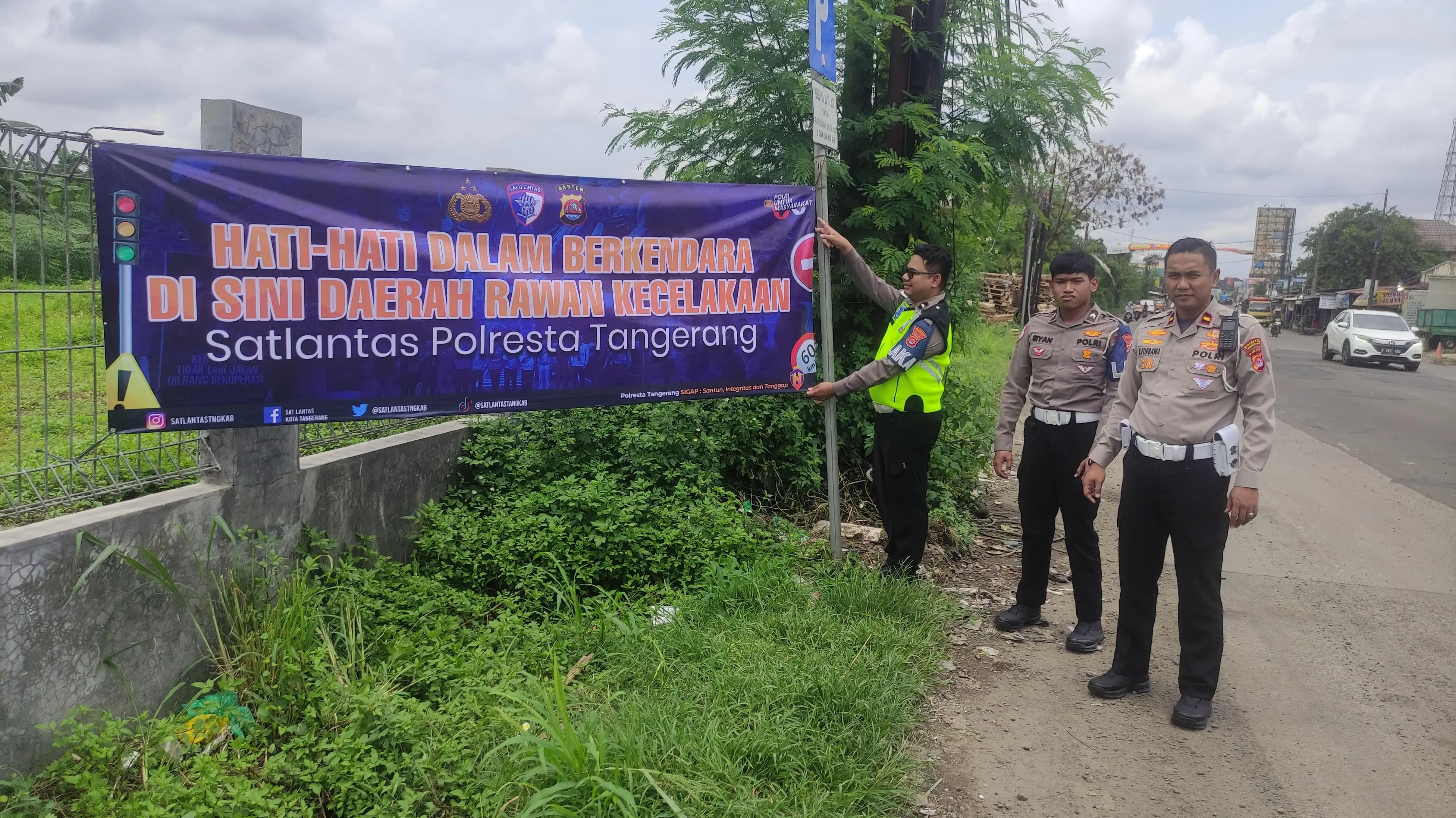 Satlantas Polresta Tangerang Pasang Spanduk Imbauan di Titik Rawan Kecelakaan Pasar Kemis