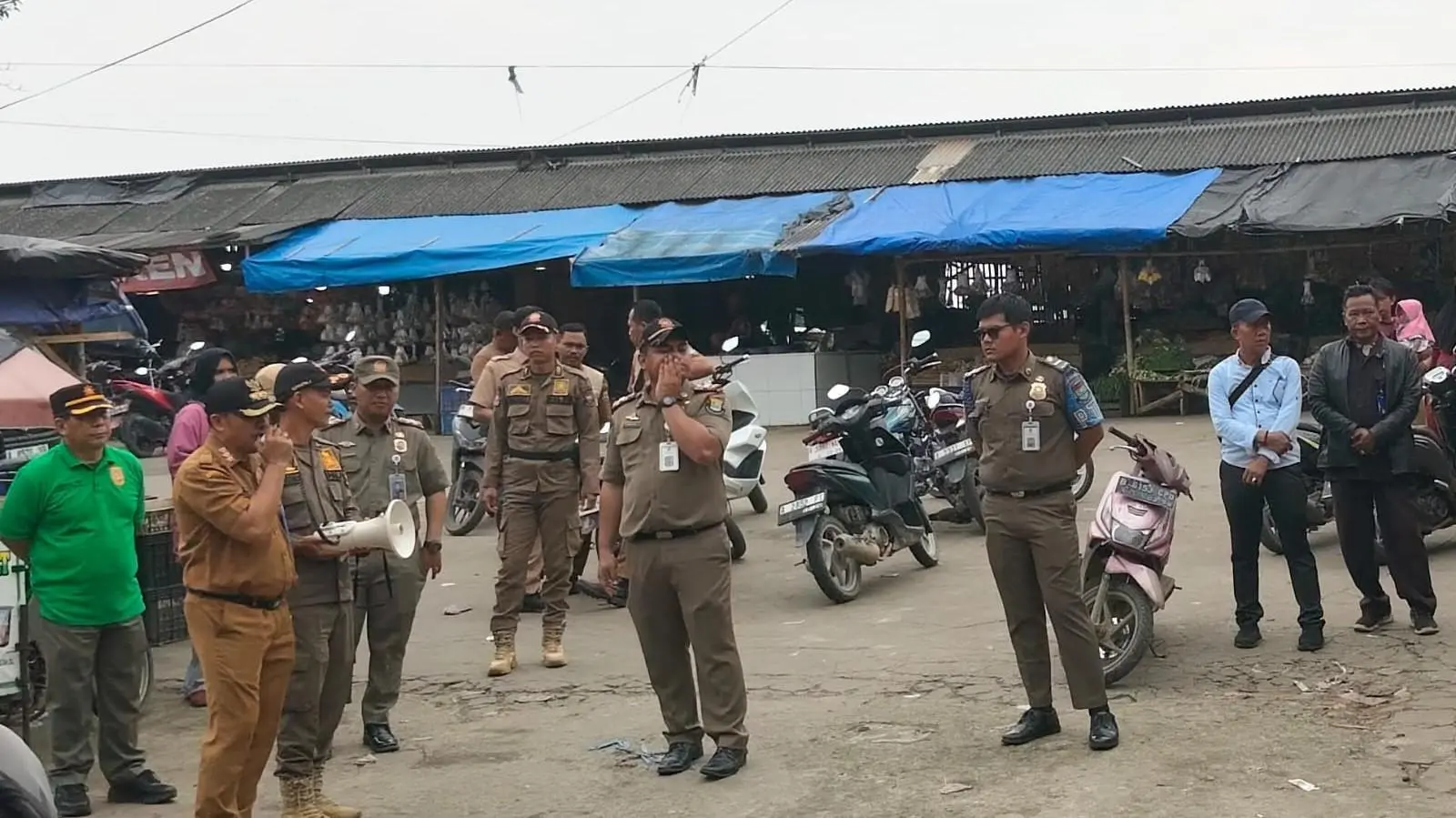 Satpol PP Kabupaten Tangerang Tertibkan Pedagang Eks Penampungan ke Pasar Baru Cisoka