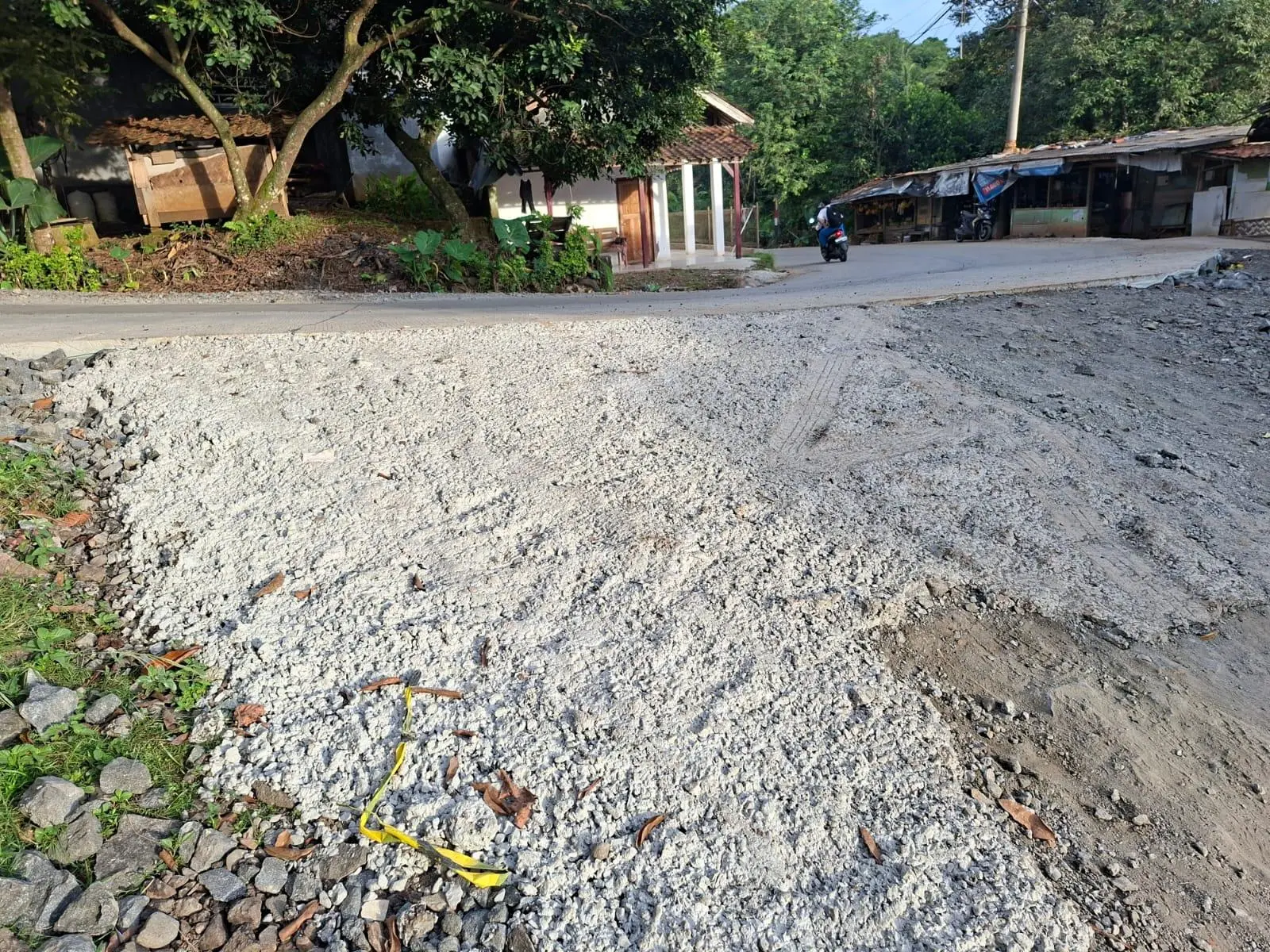 Warga Protes Proyek Betonisasi PT Hutama Karya di Cariu Bogor Akibat Akses Jalan Terputus