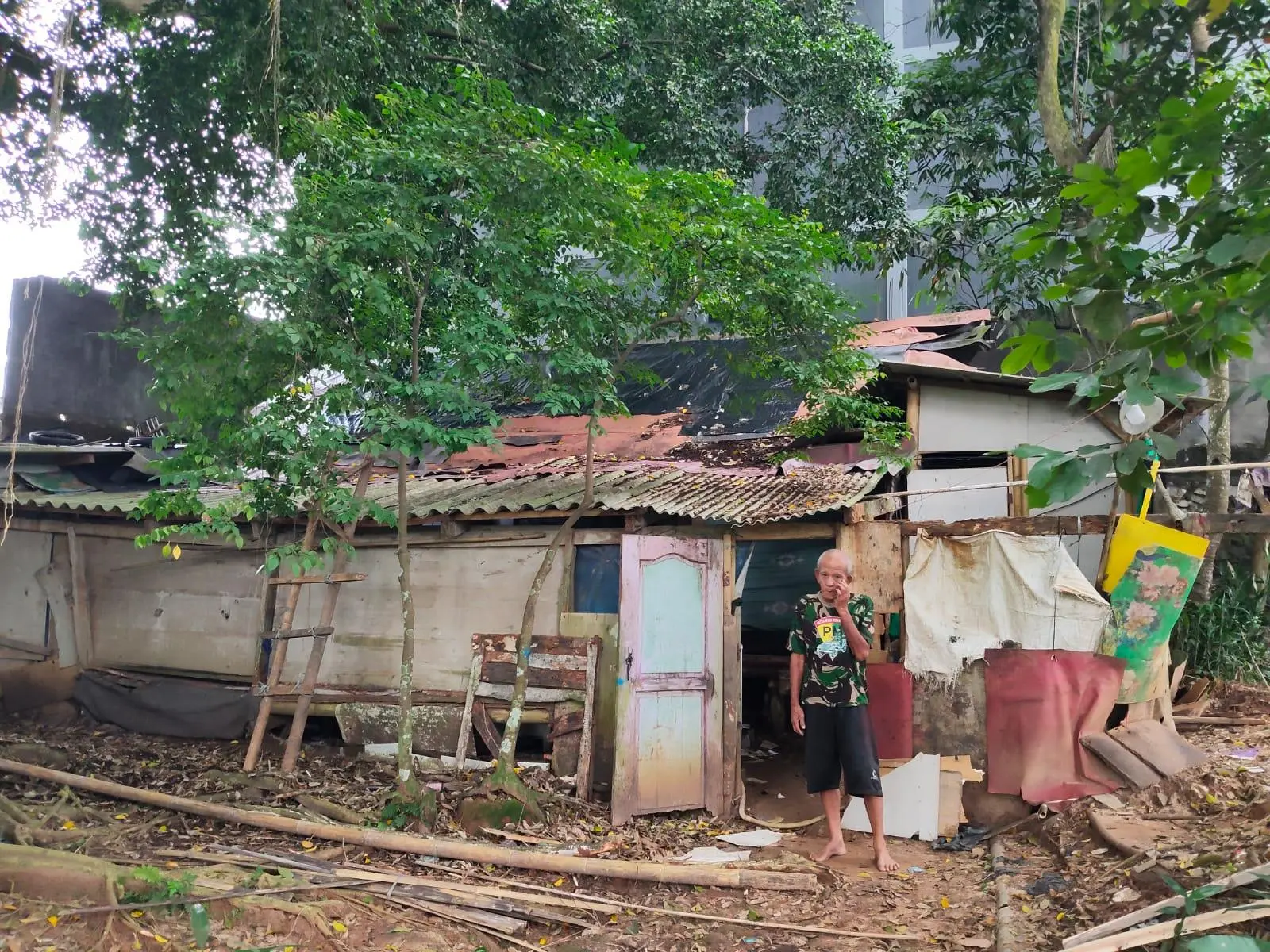 Hidup di Rumah Nyaris Roboh, Abah Jaya Warga Caringin Cisoka Menanti Uluran Tangan Pemerintah dan Dermawan