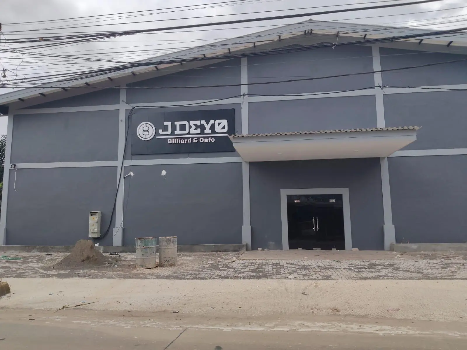 Diduga Belum Kantongi Izin, Pagar JDEYO Bilyard Roboh Timpa Rumah Warga di Caringin Cisoka