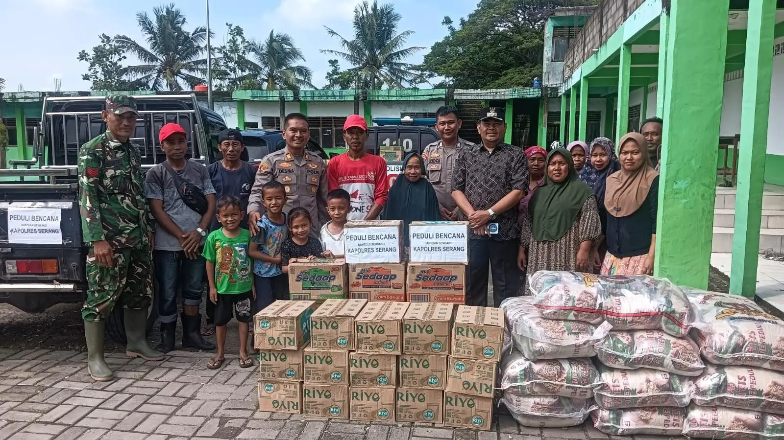 Polres Serang Salurkan 5 Ton Beras untuk Warga Terdampak Banjir di Binuang
