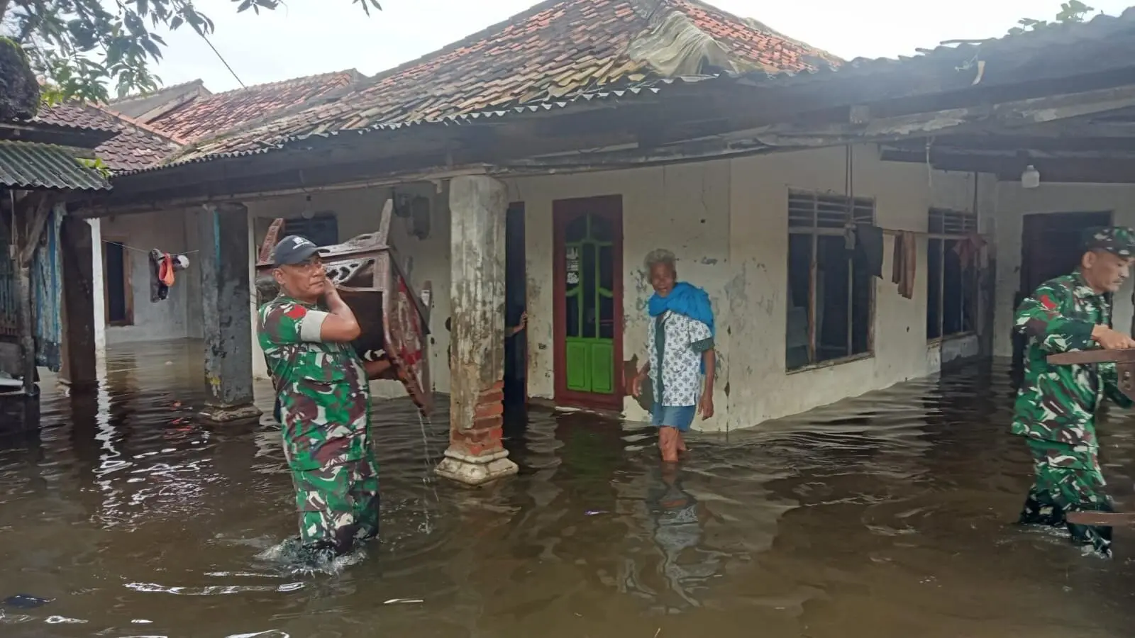 Anggota Koramil 0602 17 Carenang Evakuasi Warga Terdampak Banjir di Desa Mekarsari Serang