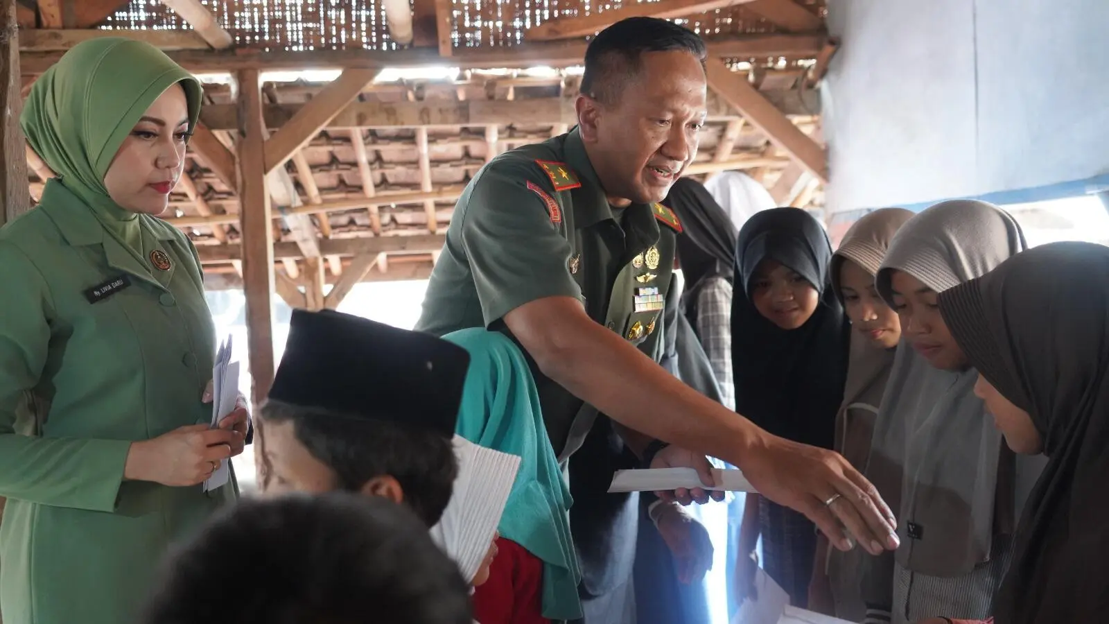 Danrem 064 MY Gelar Pengobatan Gratis dan Salurkan Sembako di Kademangan Pandeglang