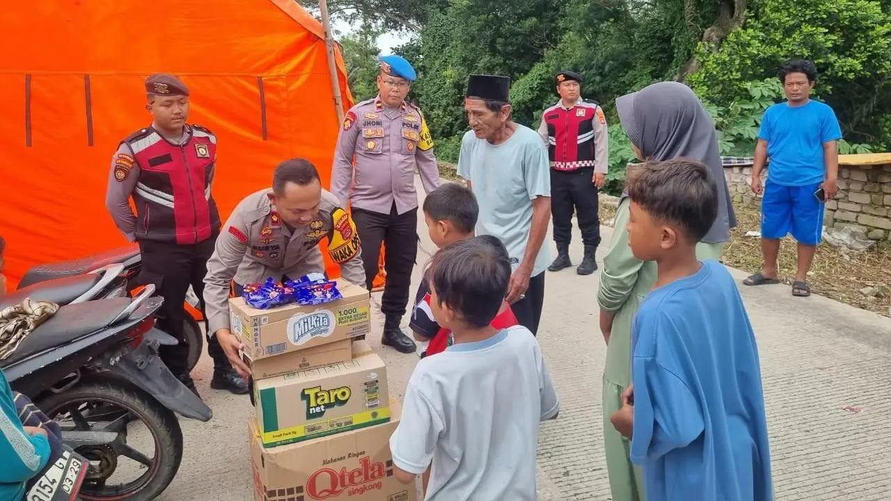 Kapolres Serang Tinjau Pengungsian dan Salurkan Bantuan Korban Banjir
