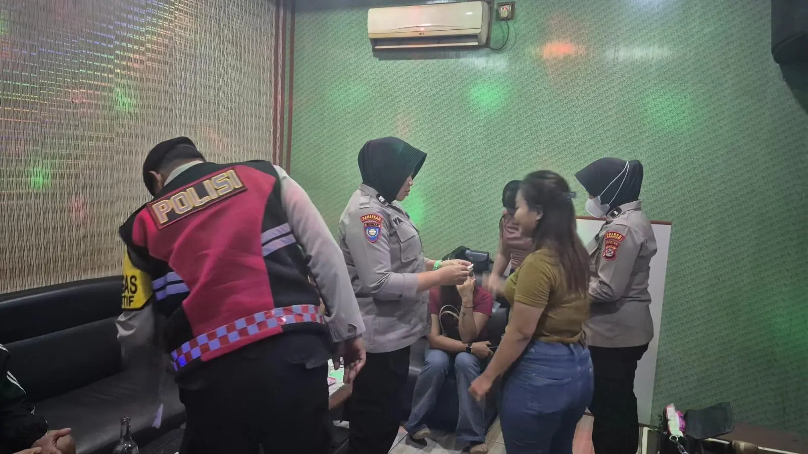 Operasi Pekat Maung 2026, Polres Serang Sita 16 Botol Miras dari Tempat Hiburan Malam