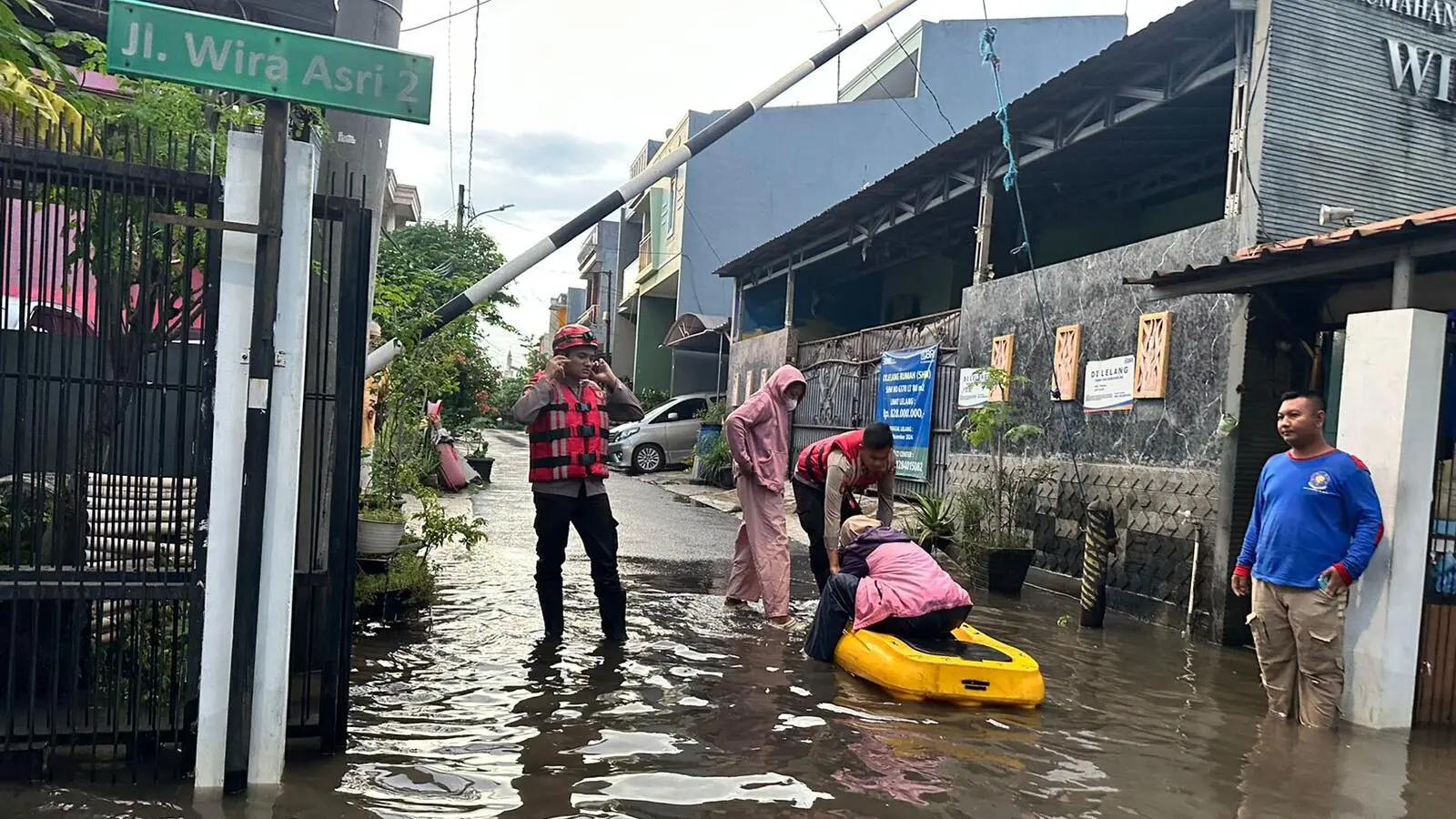 Menembus Banjir Demi Kemanusiaan, Detasemen Perintis Hadir sebagai Polisi Penolong di Cilincing