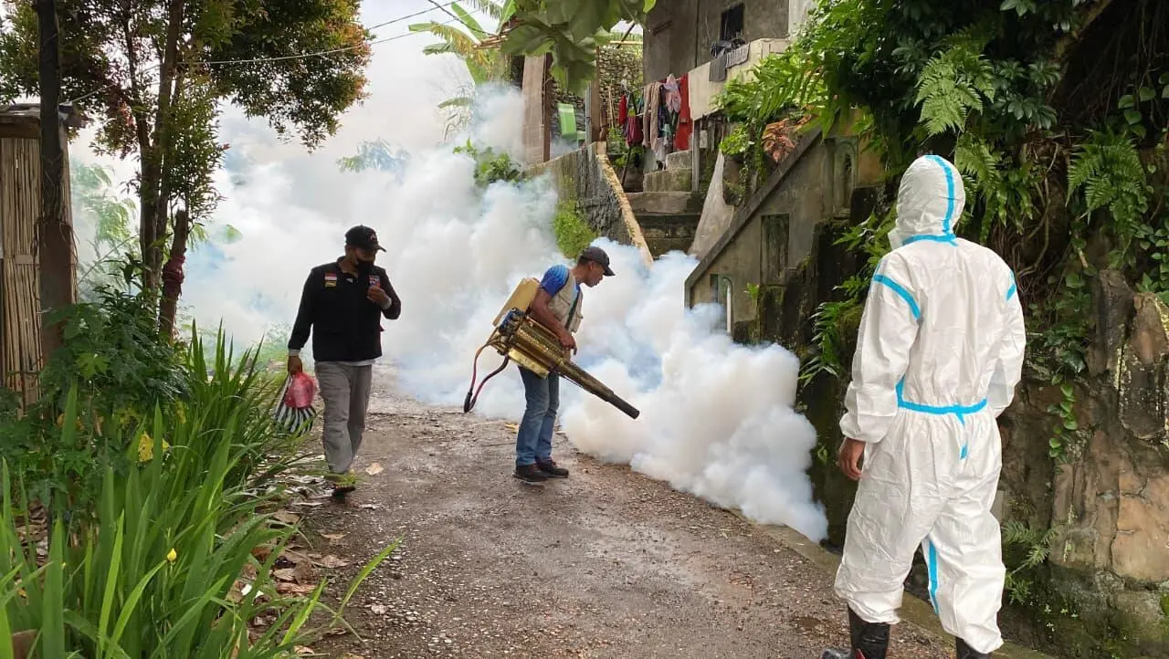 Cegah Chikungunya, Warga Cibuluh Bersama Media dan PWI Gelar Fogging Mandiri