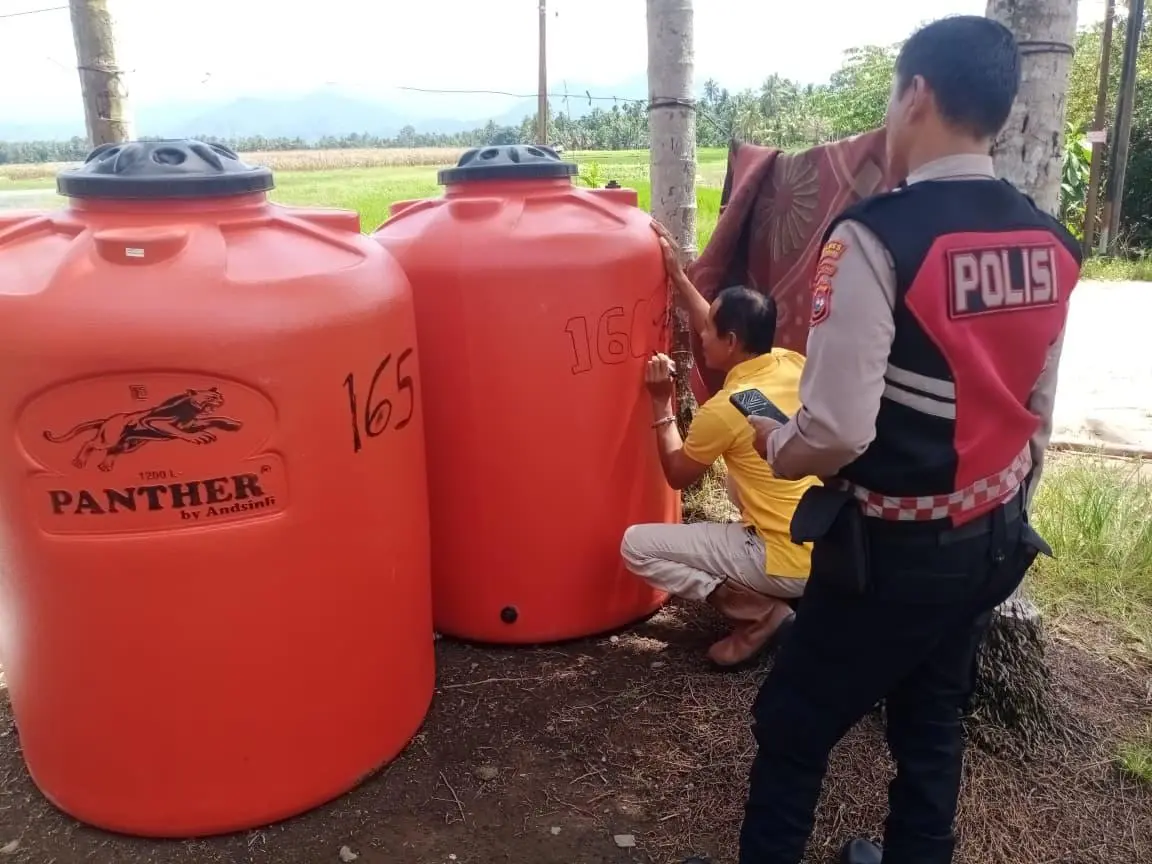 Polri Sigap Pulihkan Bencana Padang Pariaman: Bantuan Logistik hingga Air Bersih