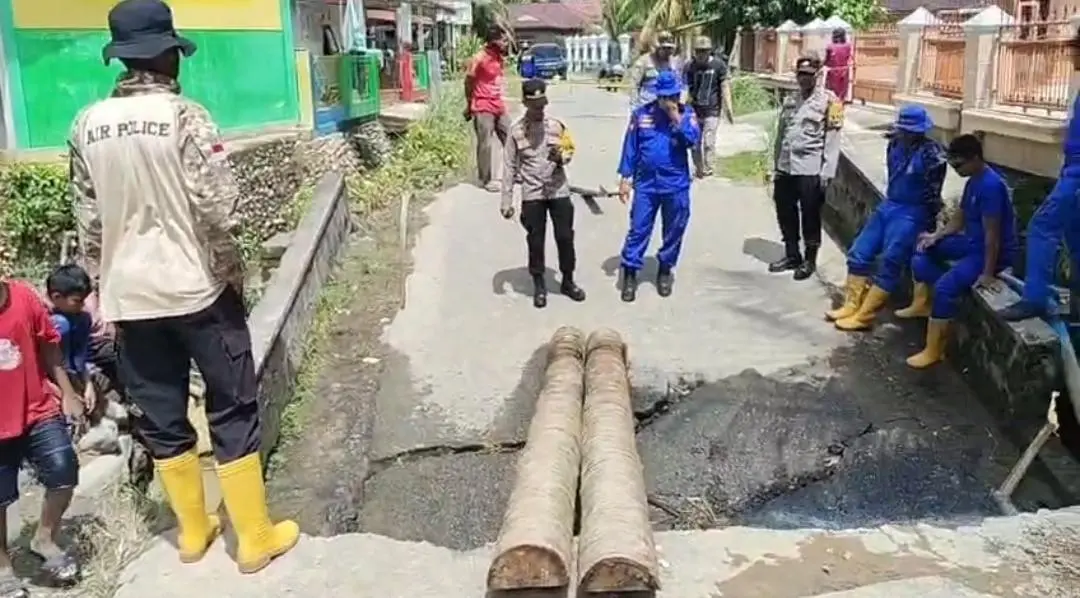 Korpolairud Polri Bangun Jembatan Darurat Penghubung Desa di Padang Pariaman