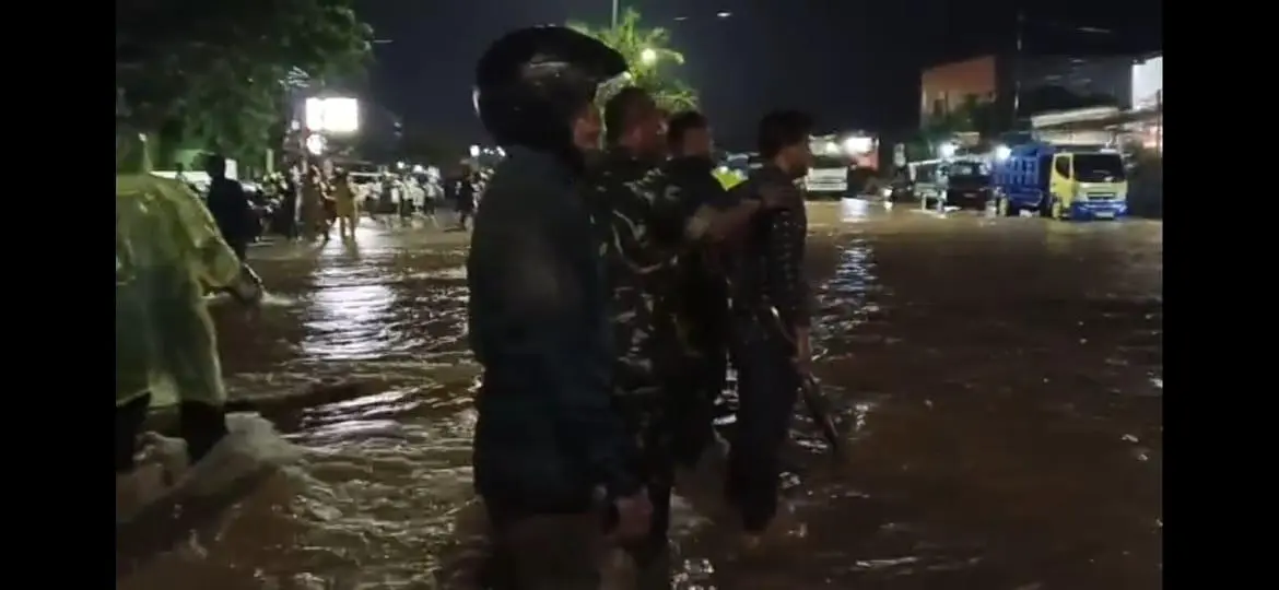 Kodim 0623/Cilegon Sigap Tangani Banjir dan Pohon Tumbang