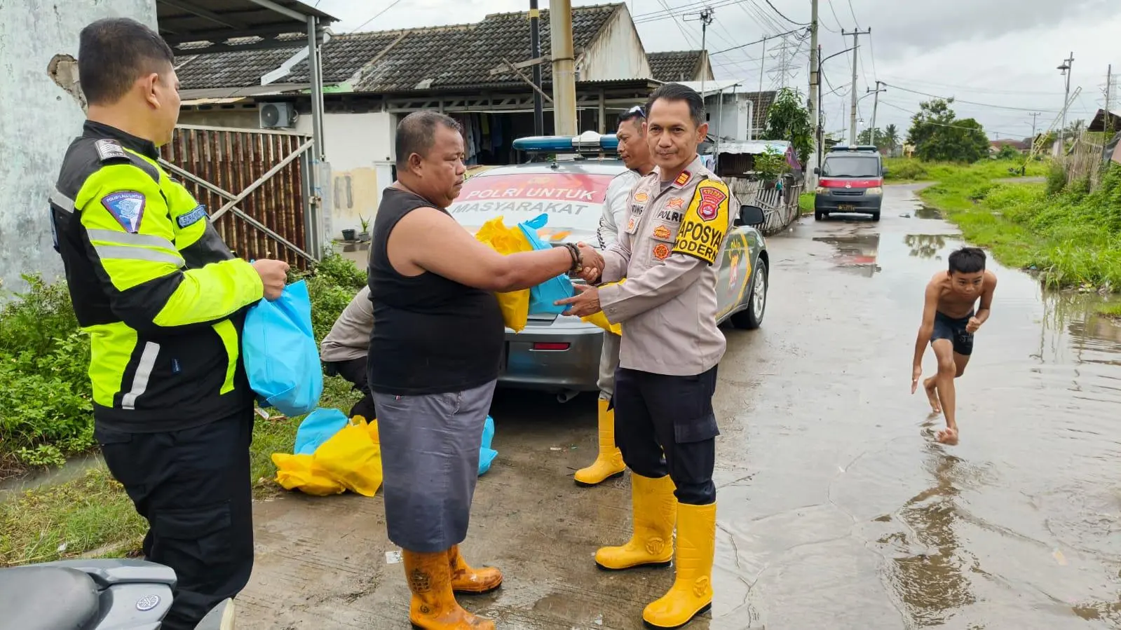 Kapolsek Cikande Tinjau Banjir di Perumahan Bumi Ketos Regency