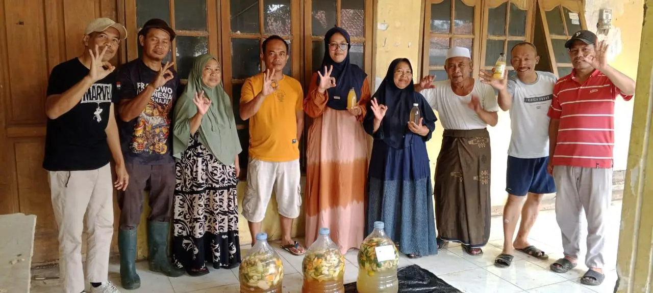 Dari Sampah Jadi Berkah: Ketua Mitra Ruhay Monitoring Bank Sampah Mandiri Sukatani dan Latih Warga Buat Eco Enzim