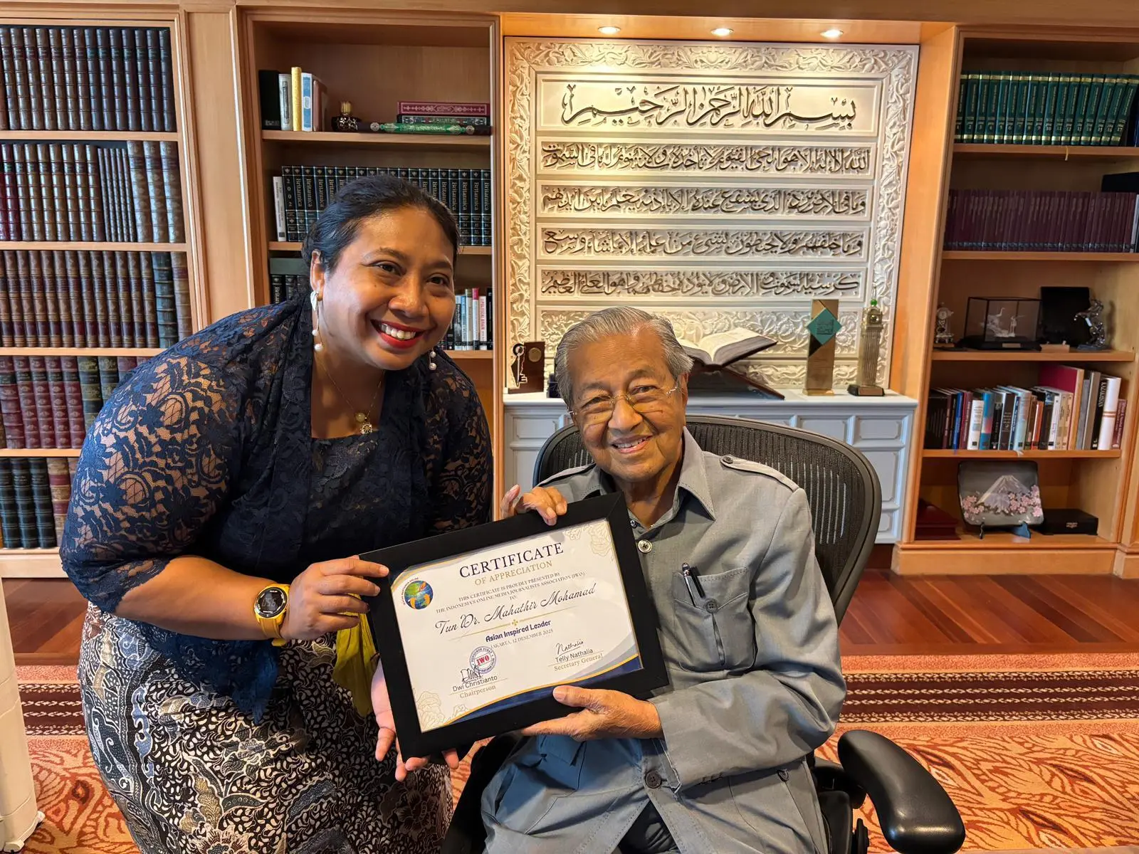 IWO Anugerahkan Asian Inspired Leader kepada Tun Dr. Mahathir Mohamad, Figur Inspiratif Asia di Usia Seabad