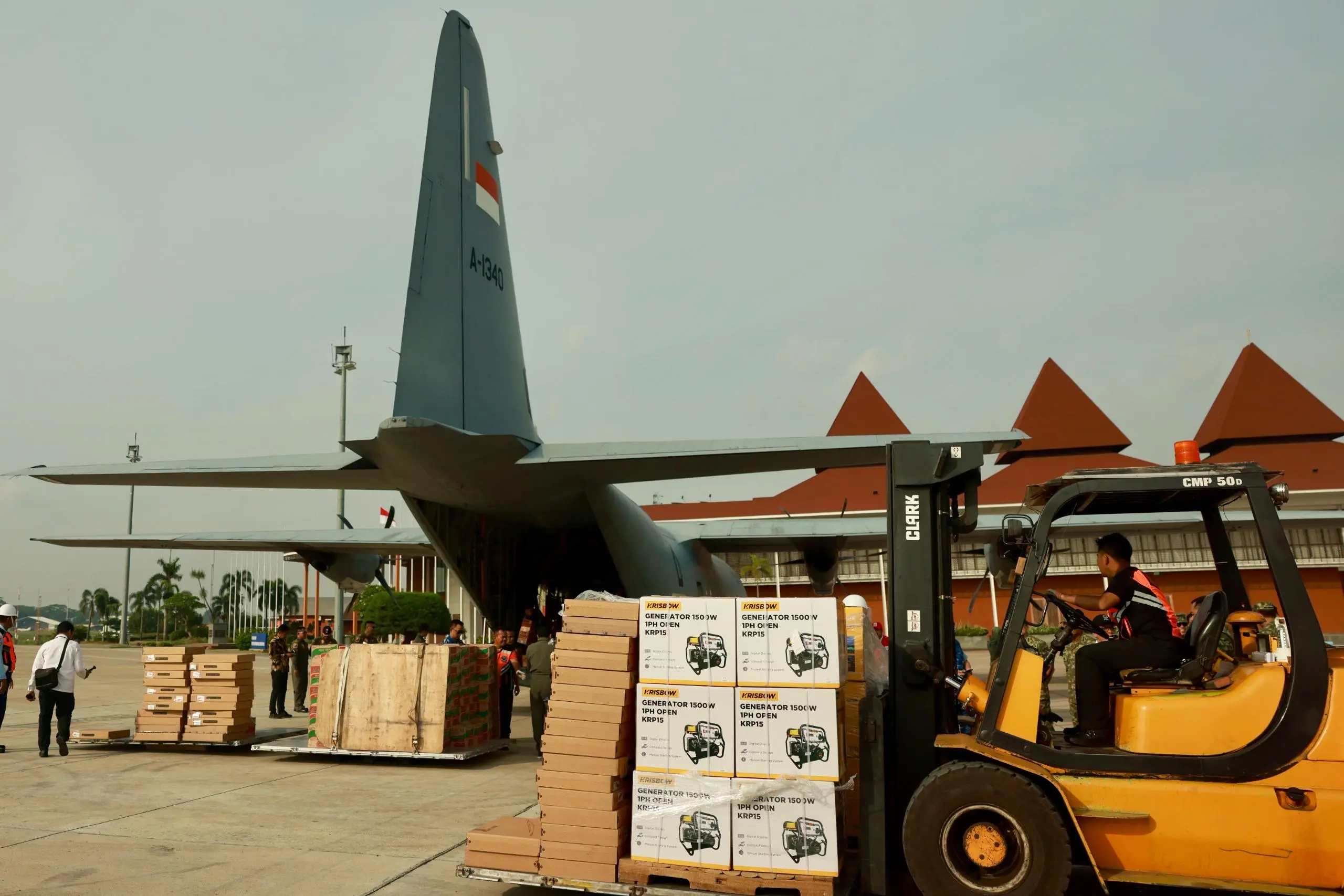 TNI Kirim Bantuan Darurat ke Sumatera dengan A400 dan Hercules