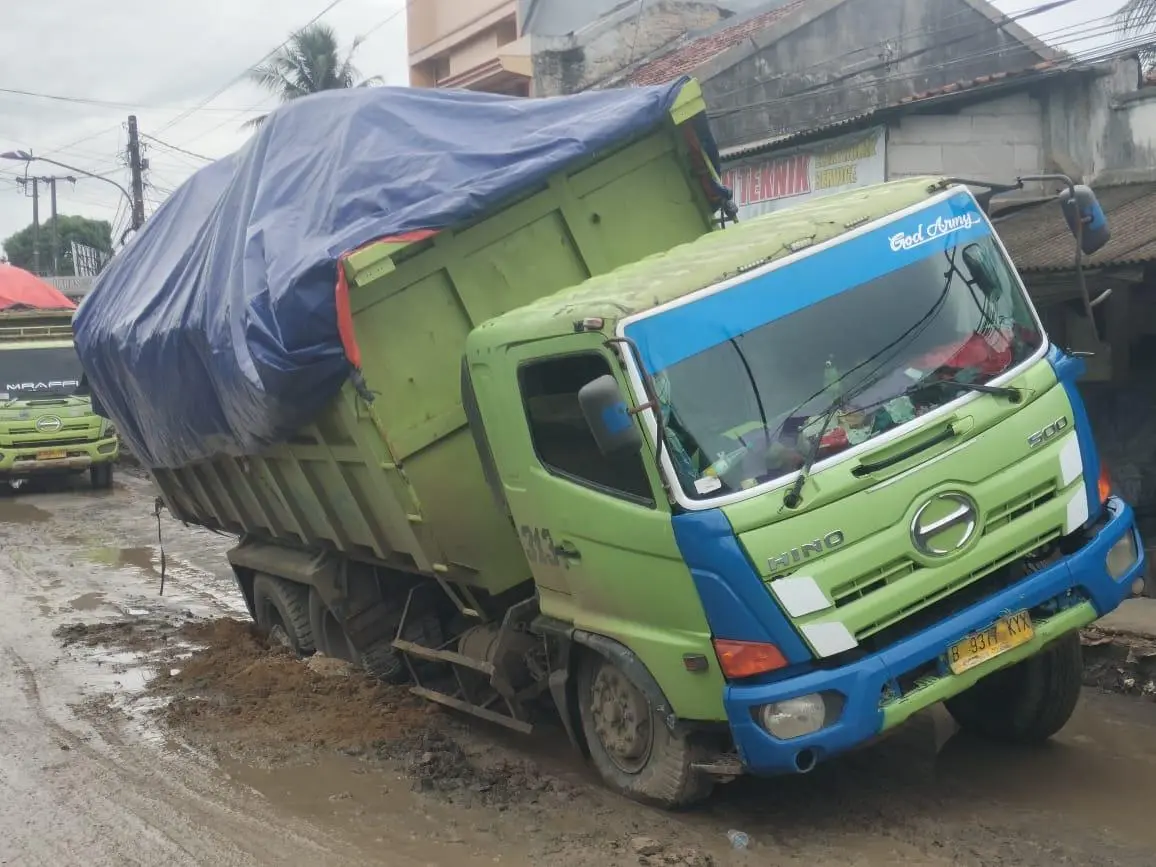 Dum Truk Tanah Amblas, Warga Cisoka Resah dan Terganggu