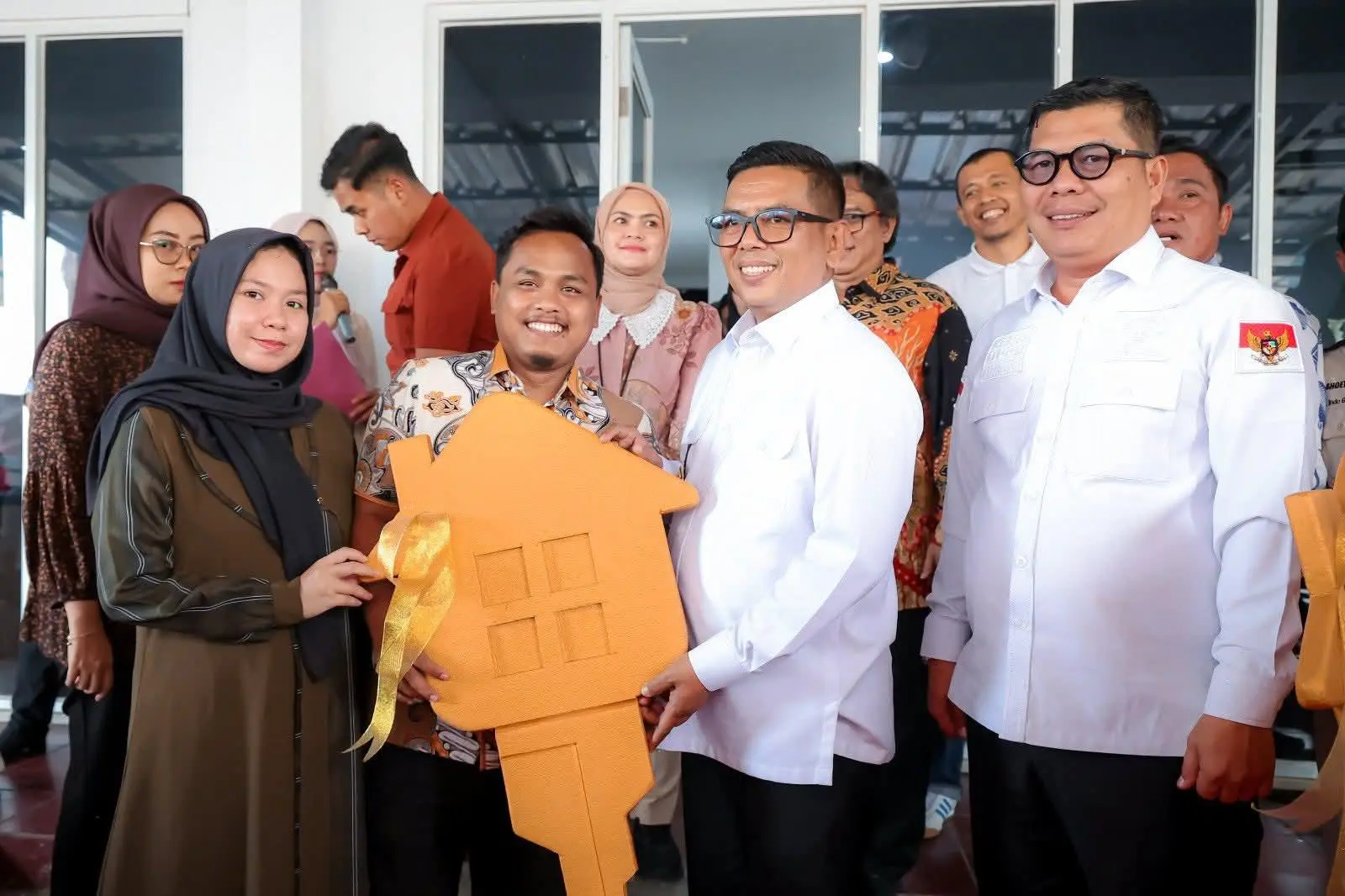 Gubernur Andra Soni Serahkan Kunci Rumah untuk Warga Berpenghasilan Rendah