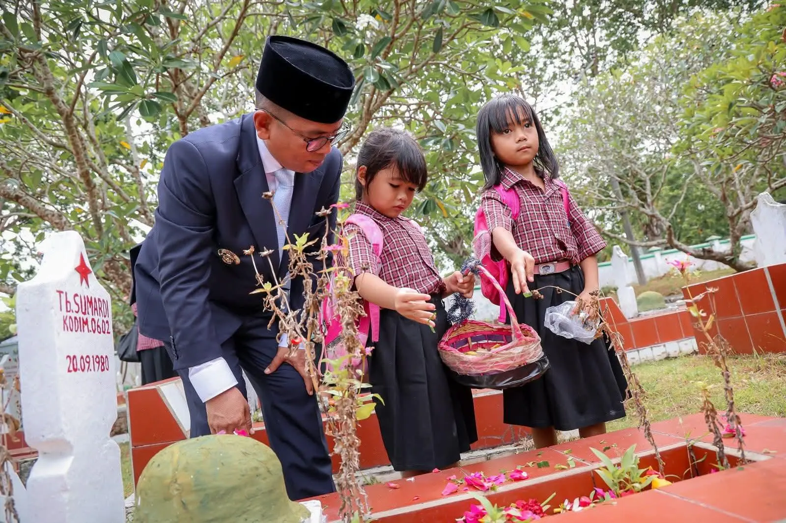 Gubernur Andra Soni Pimpin Ziarah Hari Pahlawan di TMP Ciceri