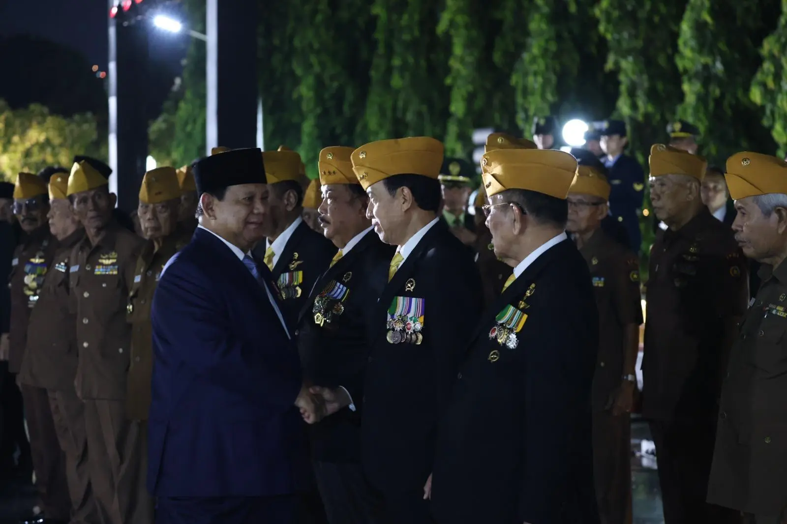 Prabowo Pimpin Renungan Suci di TMP Kalibata untuk Para Pahlawan