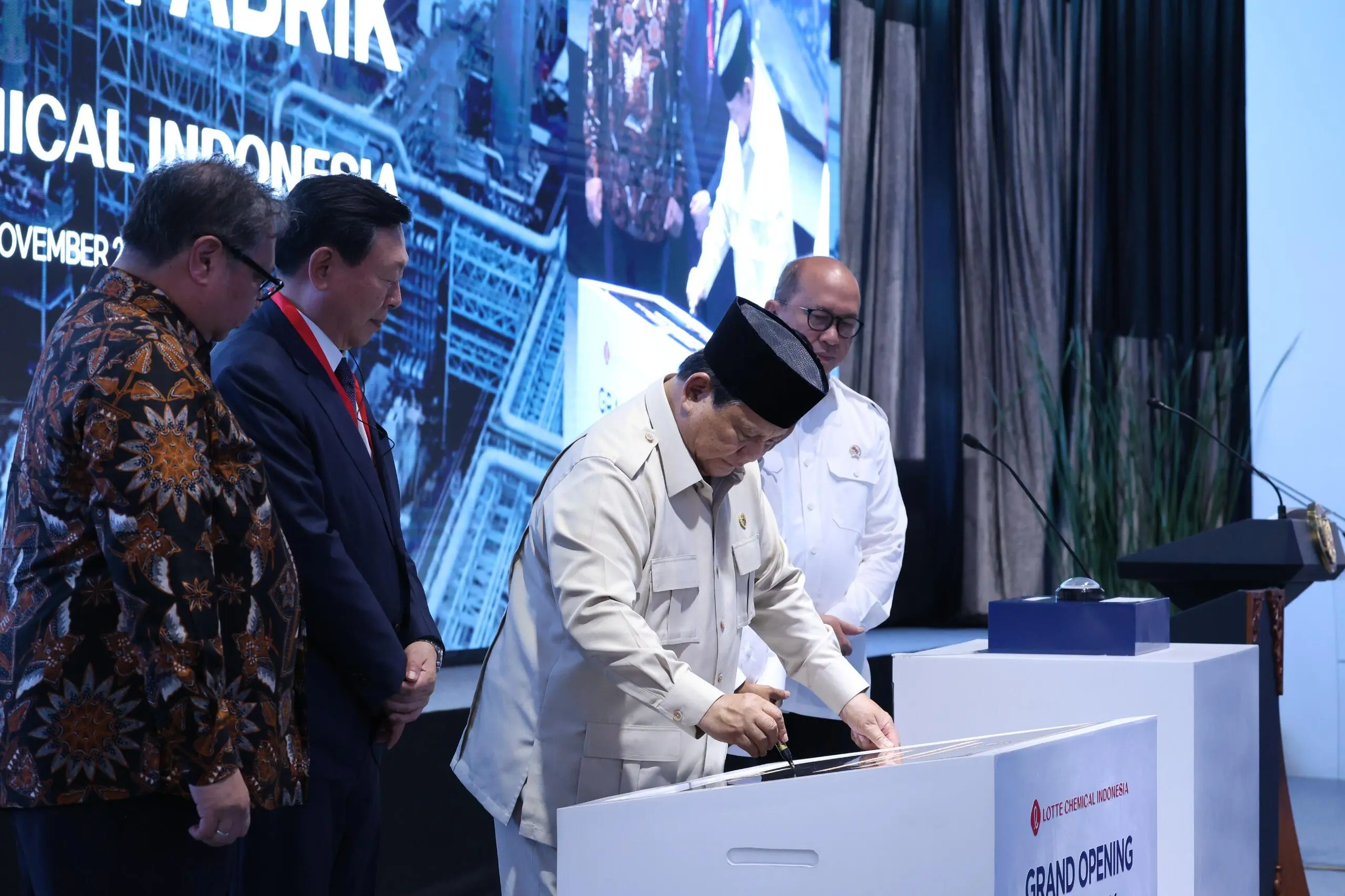 Prabowo Resmikan Investasi LOTTE Rp62 T di Cilegon
