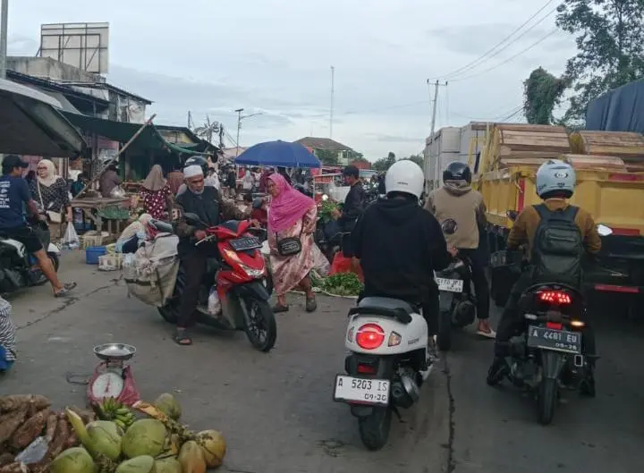 Kemacetan di Cikande Akibat Pedagang Berjualan di Jalan, Pengendara Frustasi
