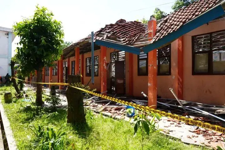 Bupati Bogor Kunjungi SMKN 1 Gunung Putri Pasca Runtuhnya Atap Sekolah