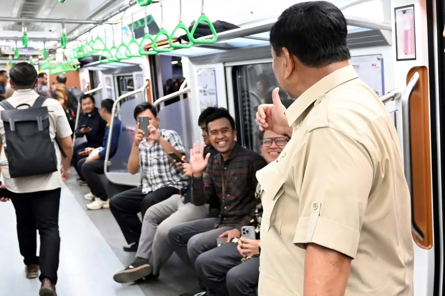 Resmikan Revitalisasi Stasiun Tanah Abang, Prabowo Naik Kereta Bareng Warga