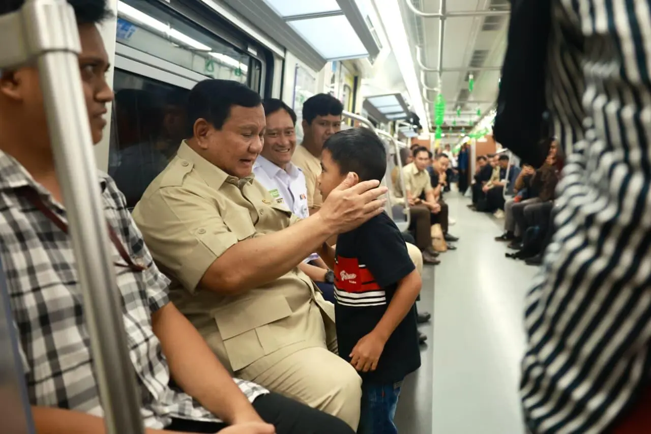 Pengguna KRL Puji Revitalisasi Stasiun oleh Prabowo