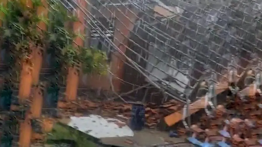 SMKN 1 Gunung Putri: Atap Ambruk, 42 Siswa Terluka