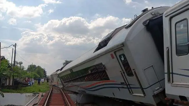 Kereta Purwojaya Anjlok di Stasiun Kedunggedeh, Penumpang Selamat